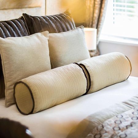 Worldhotels Distinctive Woughton House Hotel Milton Keynes Extérieur photo