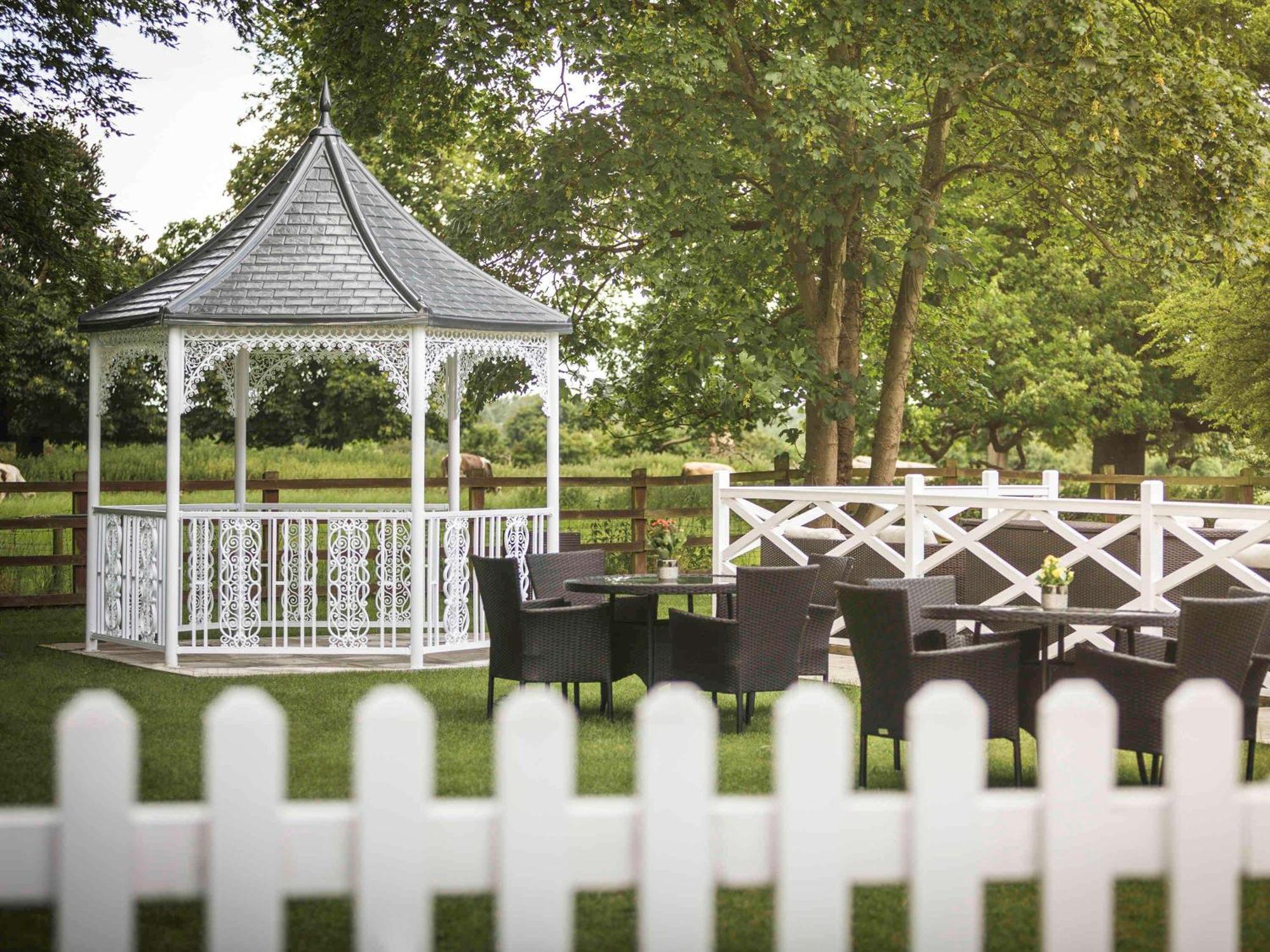 Worldhotels Distinctive Woughton House Hotel Milton Keynes Extérieur photo