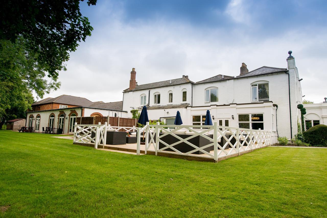 Worldhotels Distinctive Woughton House Hotel Milton Keynes Extérieur photo
