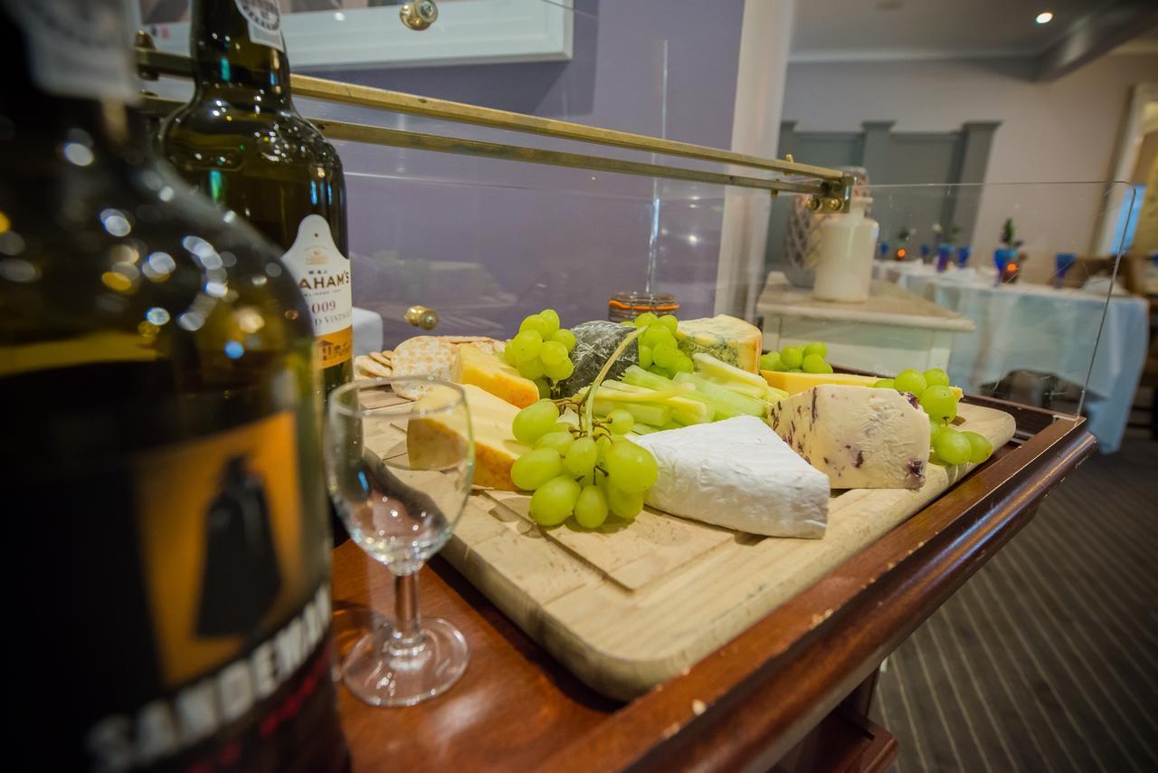 Worldhotels Distinctive Woughton House Hotel Milton Keynes Extérieur photo