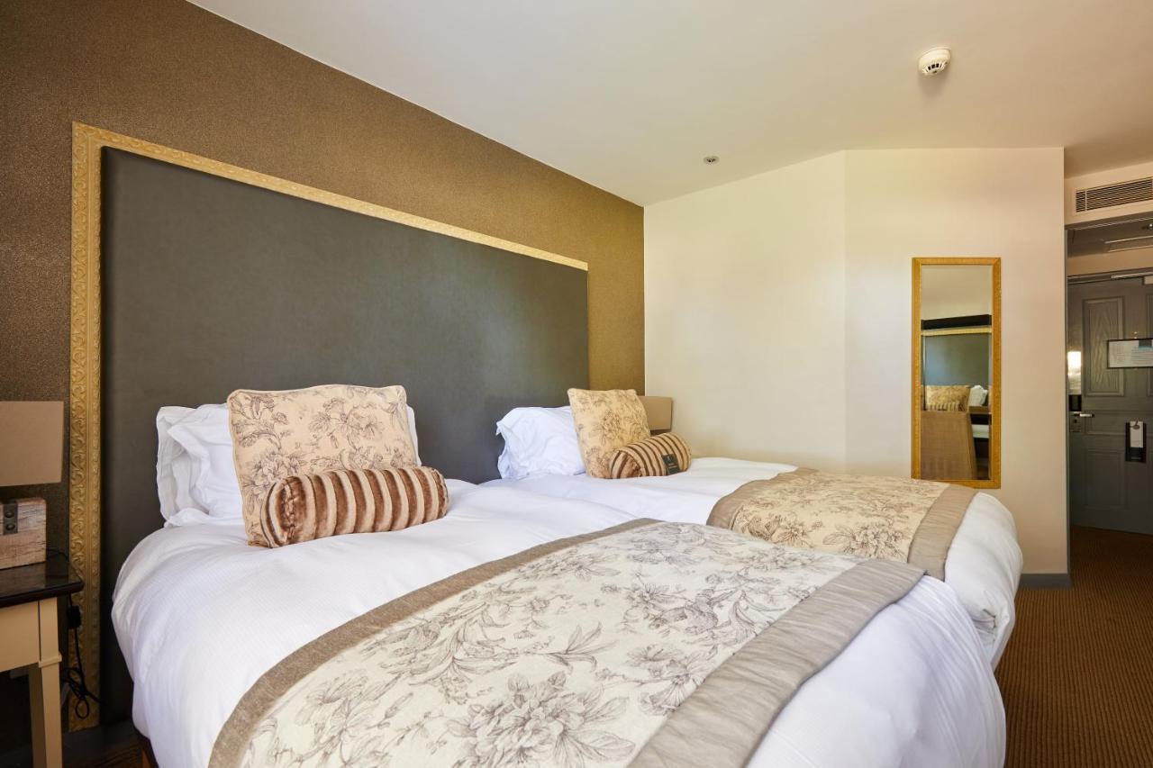 Worldhotels Distinctive Woughton House Hotel Milton Keynes Extérieur photo