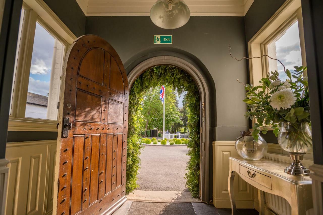 Worldhotels Distinctive Woughton House Hotel Milton Keynes Extérieur photo