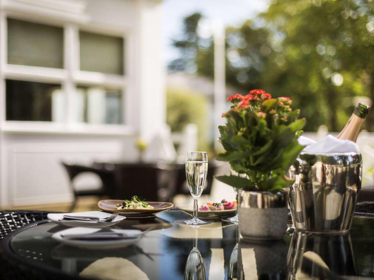 Worldhotels Distinctive Woughton House Hotel Milton Keynes Extérieur photo