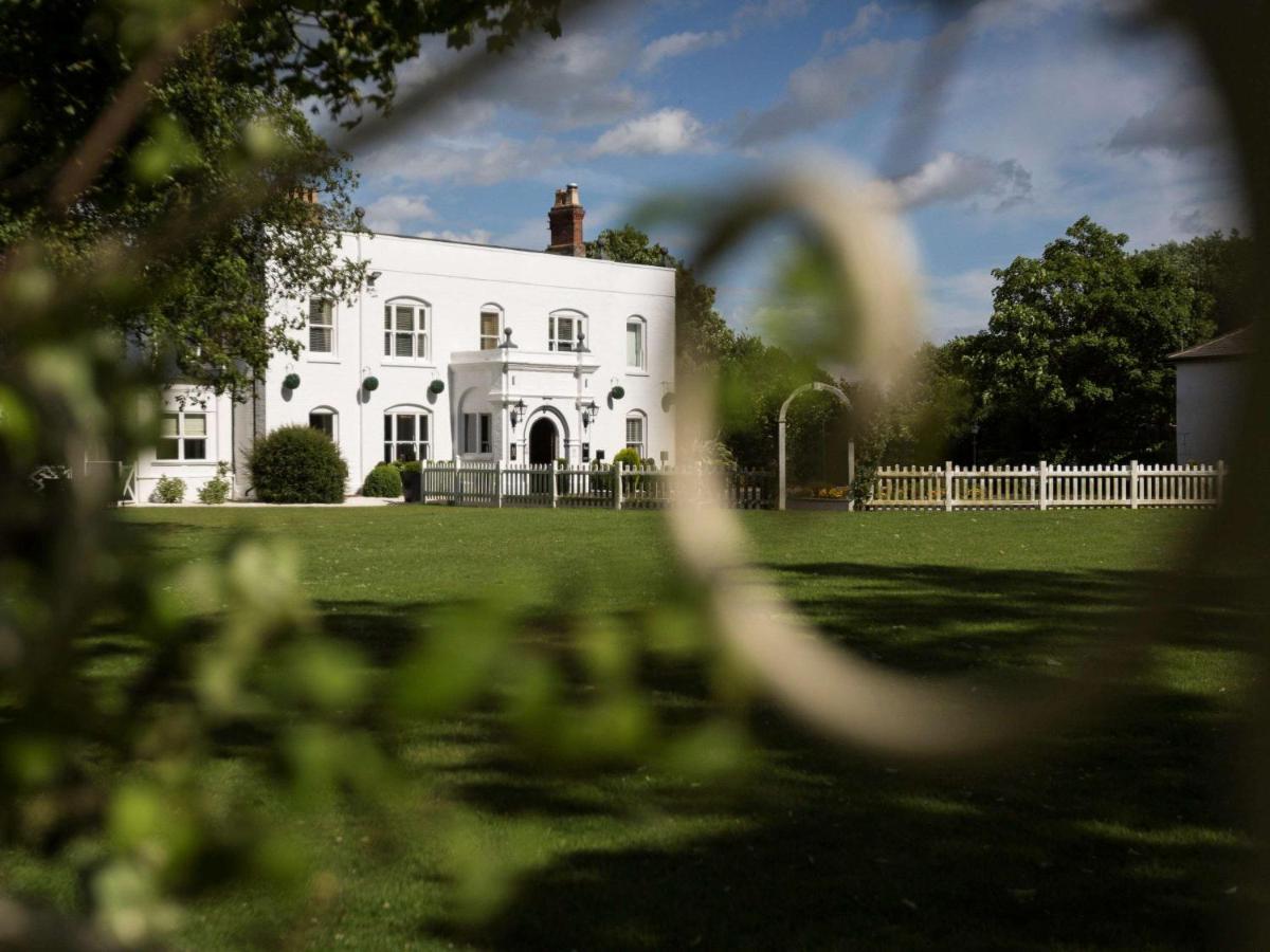Worldhotels Distinctive Woughton House Hotel Milton Keynes Extérieur photo